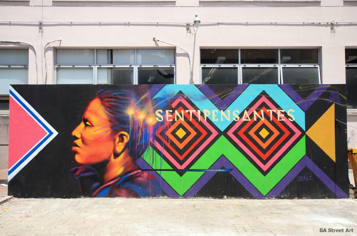 Guache paints new mural in Buenos Aires